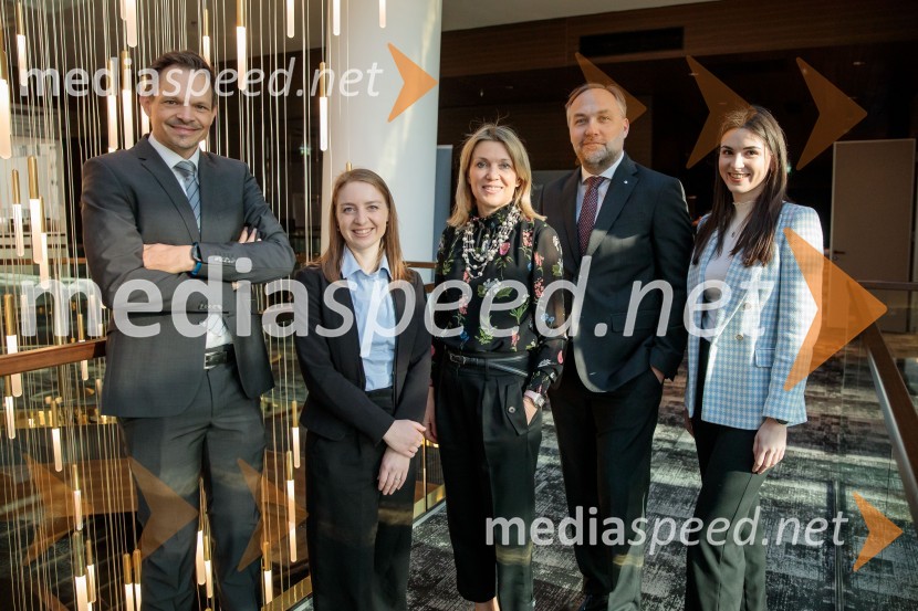  Žiga FIšer, Britansko-slovenska gospodarska zbornica;  Špela Drobnič Rener, Britansko-slovenska gospodarska zbornica;  Barbara Uranjek, direktorica, Britansko-slovenska gospodarska zbornica;  Mart D. Buh, vodja poslovnega razvoja, Britansko-slovenska gospodarska zbornica;  Tara Pleško, Britansko-slovenska gospodarska zbornicaČaj z razlogom: Krepitev kapitalskih trgov s pomočjo trajnostne pokojninske reforme