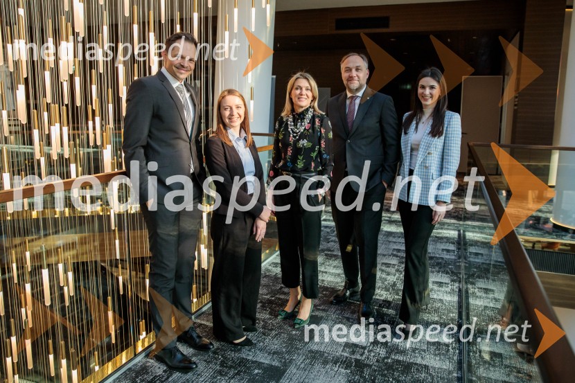  Žiga Flšer, Britansko-slovenska gospodarska zbornica;  Špela Drobnič Rener, Britansko-slovenska gospodarska zbornica;  Barbara Uranjek, direktorica, Britansko-slovenska gospodarska zbornica;  Mart D. Buh, vodja poslovnega razvoja, Britansko-slovenska gospodarska zbornica;  Tara Pleško, Britansko-slovenska gospodarska zbornicaČaj z razlogom: Krepitev kapitalskih trgov s pomočjo trajnostne pokojninske reforme