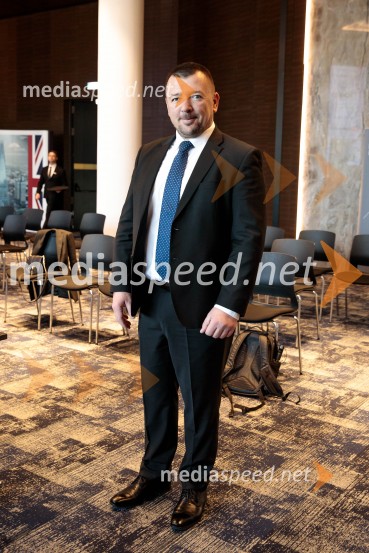 Čaj z razlogom: Krepitev kapitalskih trgov s pomočjo trajnostne pokojninske reforme