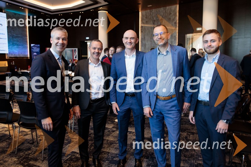 dr. Simon Savšek, vodja pisarne Skupine Evropske investicijske banke v Sloveniji;  ... ;  ... ;  ... ;  ... Čaj z razlogom: Krepitev kapitalskih trgov s pomočjo trajnostne pokojninske reforme