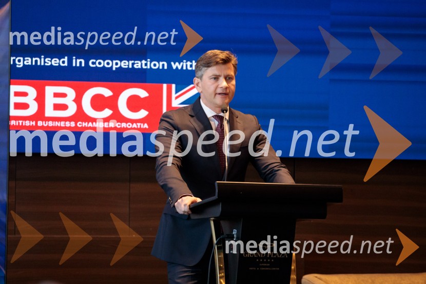  Gregor Pajek, partner, odvetniška pisarna Rojs, Peljhan, Prelesnik & partnerjiČaj z razlogom: Krepitev kapitalskih trgov s pomočjo trajnostne pokojninske reforme