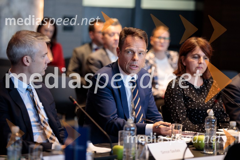 Čaj z razlogom: Krepitev kapitalskih trgov s pomočjo trajnostne pokojninske reforme