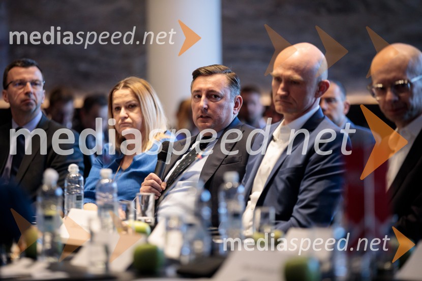 Čaj z razlogom: Krepitev kapitalskih trgov s pomočjo trajnostne pokojninske reforme