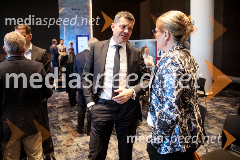 Čaj z razlogom: Krepitev kapitalskih trgov s pomočjo trajnostne pokojninske reforme