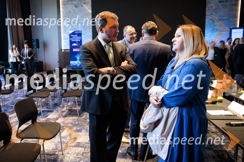 Čaj z razlogom: Krepitev kapitalskih trgov s pomočjo trajnostne pokojninske reforme