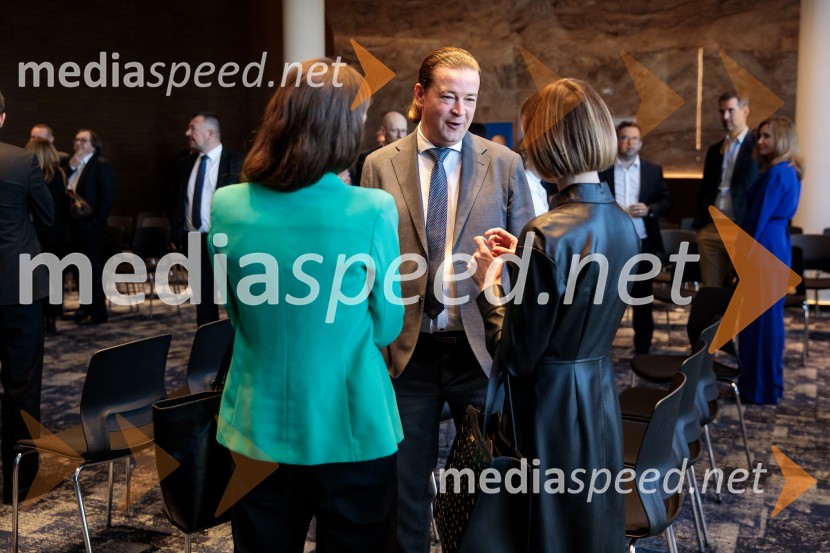 Čaj z razlogom: Krepitev kapitalskih trgov s pomočjo trajnostne pokojninske reforme