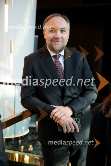  Mart D. Buh, vodja poslovnega razvoja, Britansko-slovenska gospodarska zbornicaČaj z razlogom: Krepitev kapitalskih trgov s pomočjo trajnostne pokojninske reforme