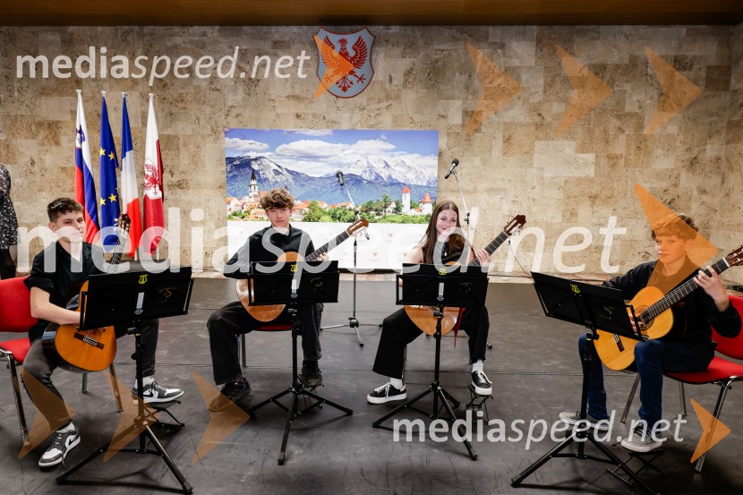 Prireditev Kranj-La Ciotat ob obisku plesalk iz Francije