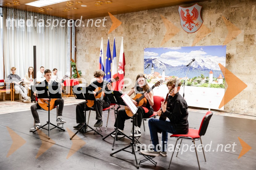 Prireditev Kranj-La Ciotat ob obisku plesalk iz Francije