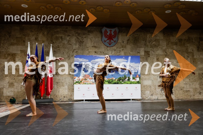 Prireditev Kranj-La Ciotat ob obisku plesalk iz Francije