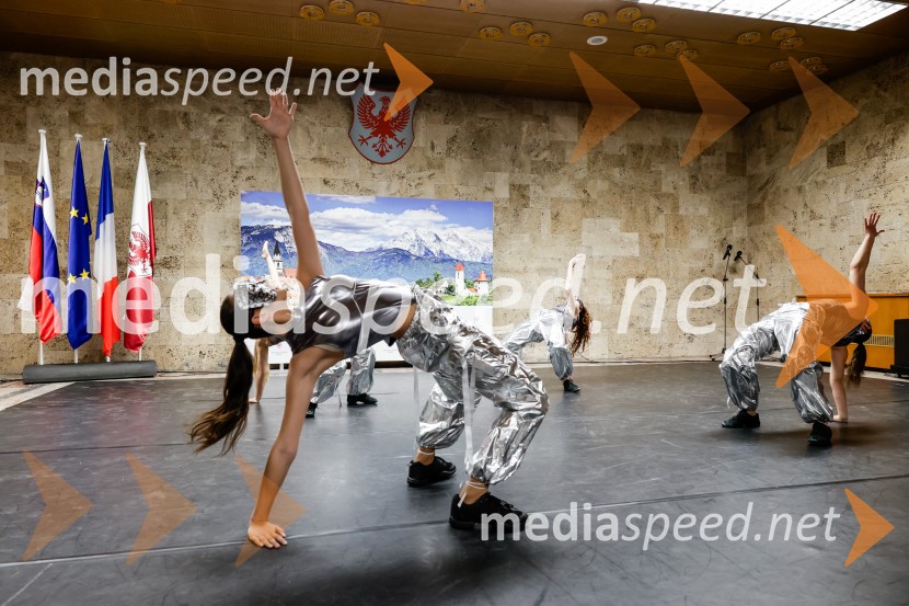 Prireditev Kranj-La Ciotat ob obisku plesalk iz Francije