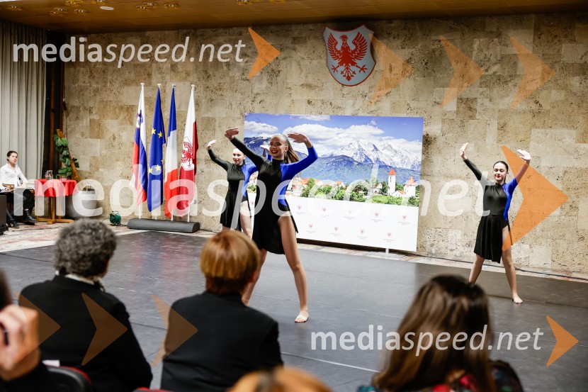 Prireditev Kranj-La Ciotat ob obisku plesalk iz Francije