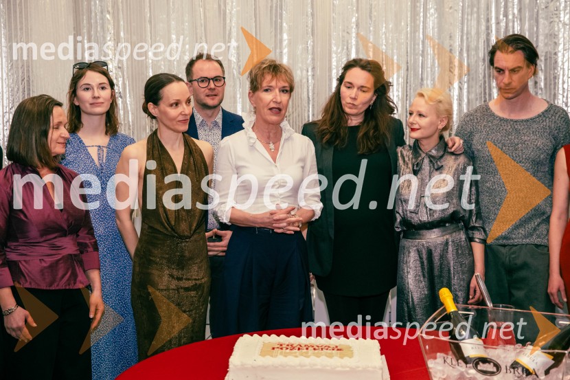  Tina Perko, ilustratorka;  Nika  Šoštarič, študentka dramaturgije;  Iva Babić, igralka;  Rok Andres, dramaturg SNG Drama Ljubljana;  Vesna Jurca Tadel, ravnateljica SNG Drama Ljubljana;  Nina Šorak, dramaturginja in režiserka;  Polona  Juh, igralka;  Jure Henigman, igralecTramvaj Poželenje, premiera v SNG Drama Ljubljana