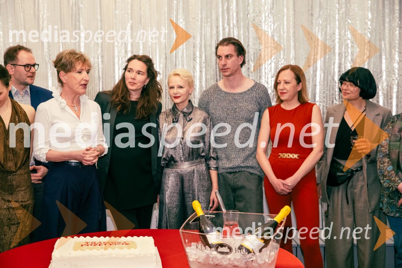  Rok Andres, dramaturg SNG Drama Ljubljana;  Vesna Jurca Tadel, ravnateljica SNG Drama Ljubljana;  Nina Šorak, dramaturginja in režiserka;  Polona  Juh, igralka;  Jure Henigman, igralec;  Vanja  Plut, igralka;  Tina Pavlović, kostumografinjaTramvaj Poželenje, premiera v SNG Drama Ljubljana