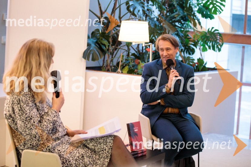 dr. Vesna Mikolič, predsednica strokovnega sveta Zlati kamen;  Aleš Šteger, pesnik, pisateljPredstavitev knjige Ogenj Aleša Štegerja