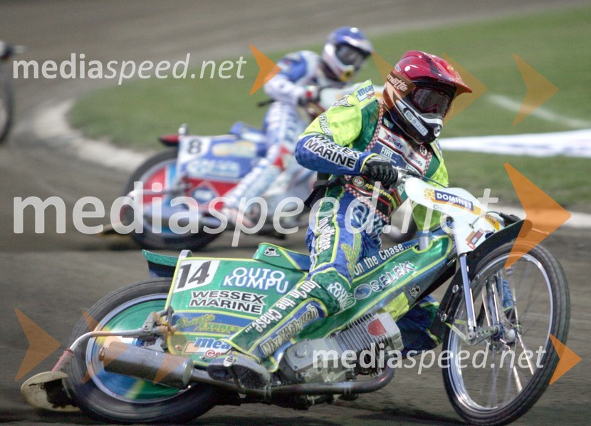 Antonio Lindbaeck (Švedska) - v ospredju in Jaroslaw Hampel (Poljska)SPEEDWAY, VN Evrope 2005