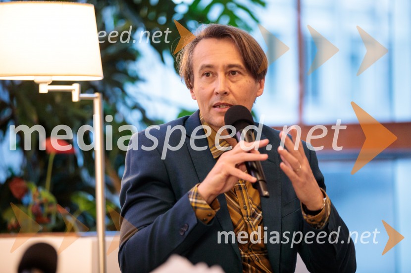  Aleš Šteger, pesnik, pisateljPredstavitev knjige Ogenj Aleša Štegerja