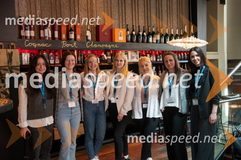  ... ;  Ines  Mikulič, Karierni center Univerze v Mariboru;  ... ;  ... ;  ... ;  ... ;  Katja  Kovše, Karierni center Univerze v MariboruUniverza v Mariboru uspešno izvedla Karierni brunch