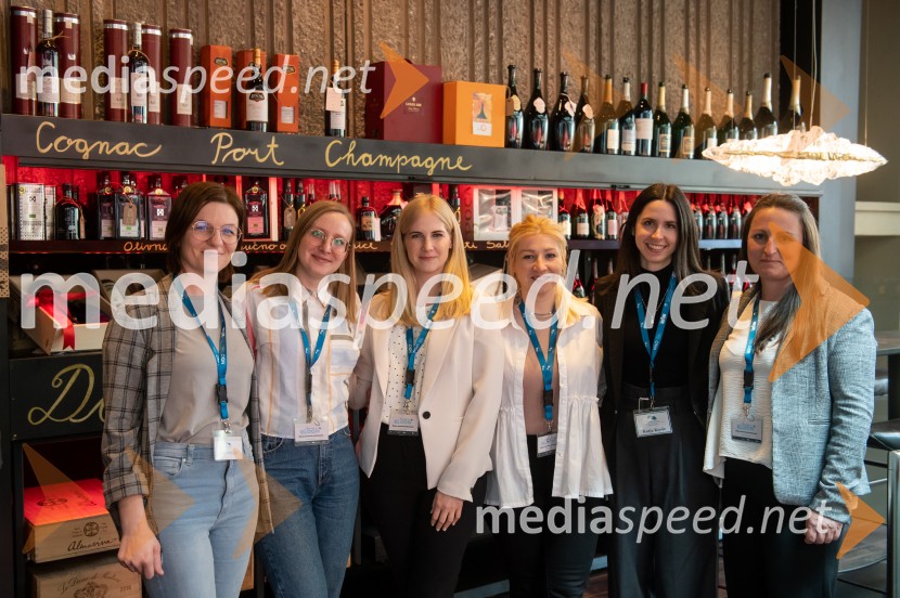  Ines  Mikulič, Karierni center Univerze v Mariboru;  ... ;  ... ;  ... ;  Katja  Kovše, Karierni center Univerze v Mariboru;  ... Univerza v Mariboru uspešno izvedla Karierni brunch