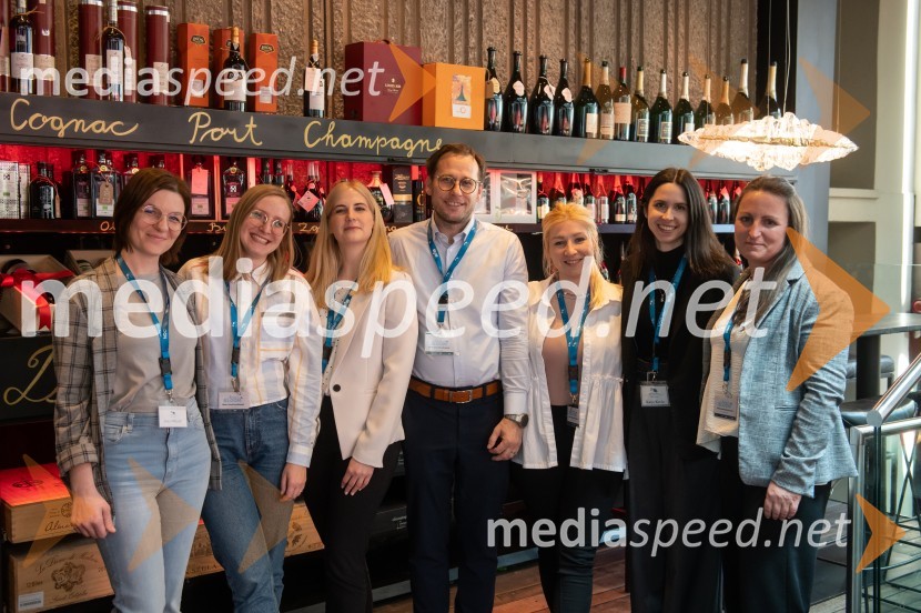  Ines  Mikulič, Karierni center Univerze v Mariboru;  ... ;  ... ;  ... ;  ... ;  Katja  Kovše, Karierni center Univerze v Mariboru;  ... Univerza v Mariboru uspešno izvedla Karierni brunch