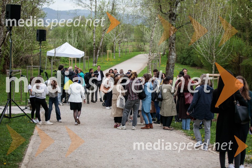 Spominska tabla v čast Aniti Ogulin ob Poti spominov in tovarištva
