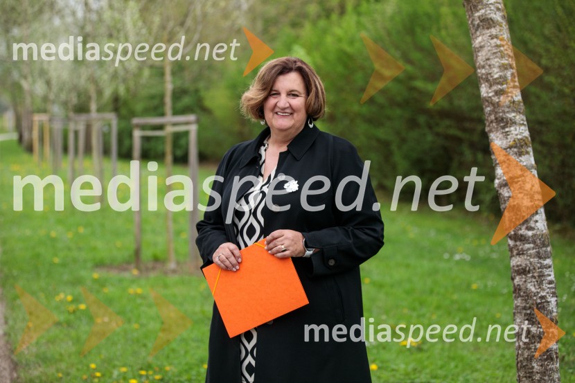  Alenka Petkovšek, predsednica Zveze Anita OgulinSpominska tabla v čast Aniti Ogulin ob Poti spominov in tovarištva