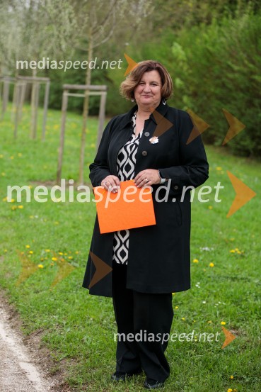  Alenka Petkovšek, predsednica Zveze Anita OgulinSpominska tabla v čast Aniti Ogulin ob Poti spominov in tovarištva