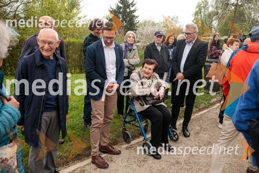 Spominska tabla v čast Aniti Ogulin ob Poti spominov in tovarištva