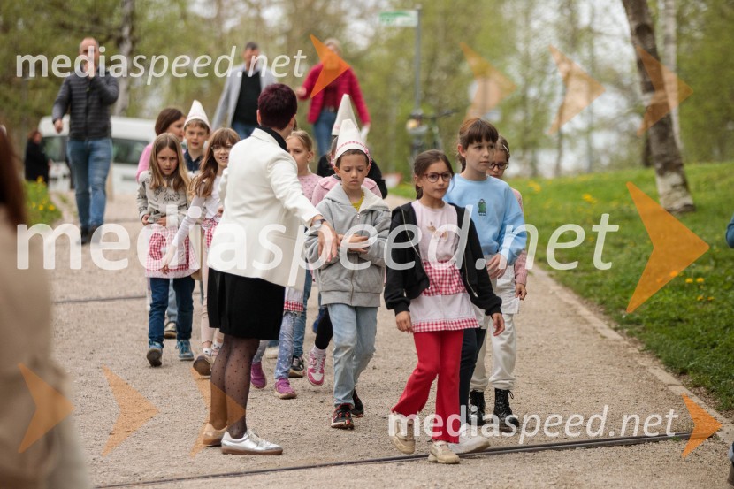 Spominska tabla v čast Aniti Ogulin ob Poti spominov in tovarištva