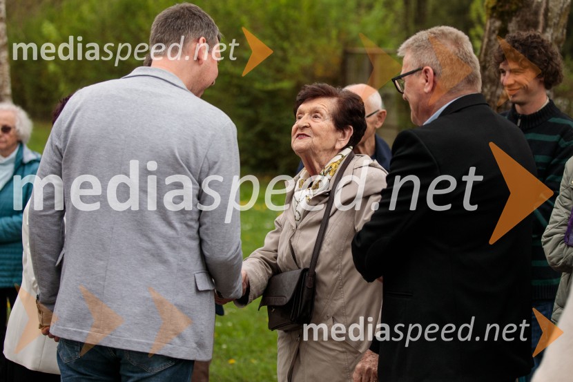 Spominska tabla v čast Aniti Ogulin ob Poti spominov in tovarištva