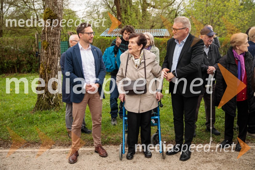 Spominska tabla v čast Aniti Ogulin ob Poti spominov in tovarištva