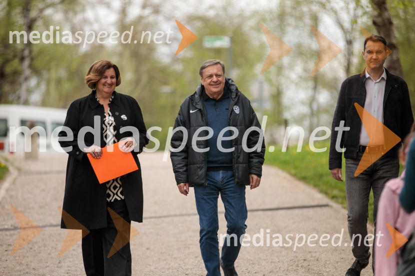  Alenka Petkovšek, predsednica Zveze Anita Ogulin;  Zoran Janković, župan, Mestna občina Ljubljana;  ... Spominska tabla v čast Aniti Ogulin ob Poti spominov in tovarištva