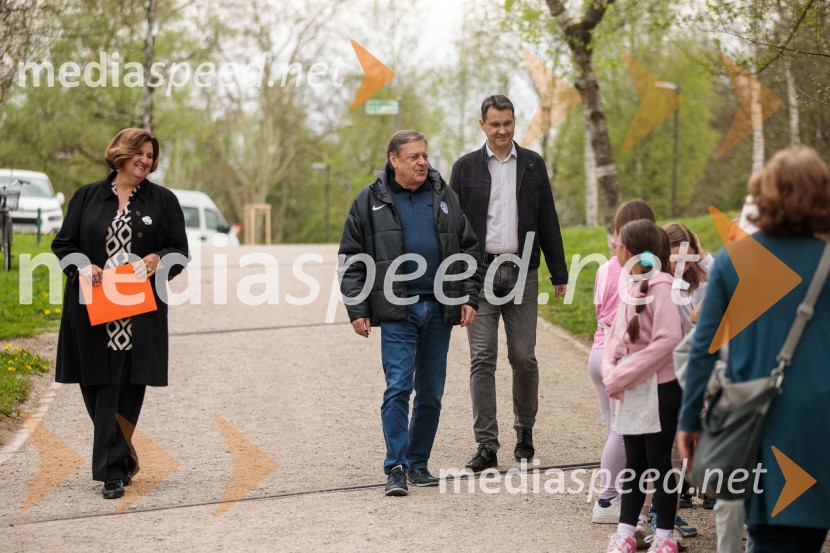  Alenka Petkovšek, predsednica Zveze Anita Ogulin;  Zoran Janković, župan, Mestna občina Ljubljana;  ... Spominska tabla v čast Aniti Ogulin ob Poti spominov in tovarištva