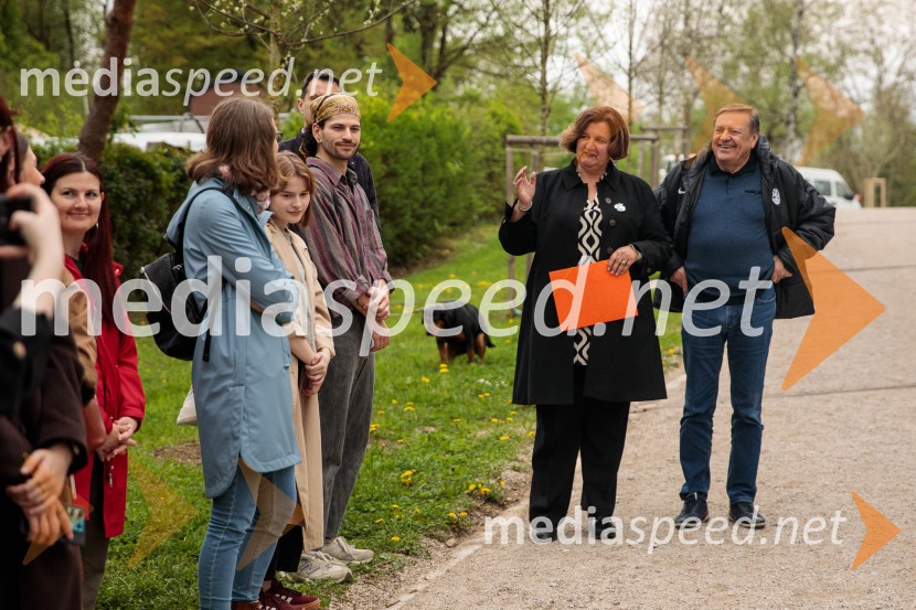  Alenka Petkovšek, predsednica Zveze Anita Ogulin;  Zoran Janković, župan, Mestna občina LjubljanaSpominska tabla v čast Aniti Ogulin ob Poti spominov in tovarištva