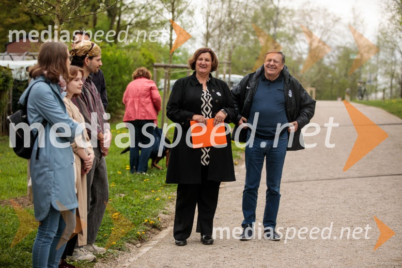  Alenka Petkovšek, predsednica Zveze Anita Ogulin;  Zoran Janković, župan, Mestna občina LjubljanaSpominska tabla v čast Aniti Ogulin ob Poti spominov in tovarištva