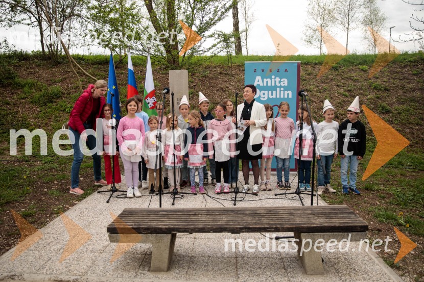 Spominska tabla v čast Aniti Ogulin ob Poti spominov in tovarištva