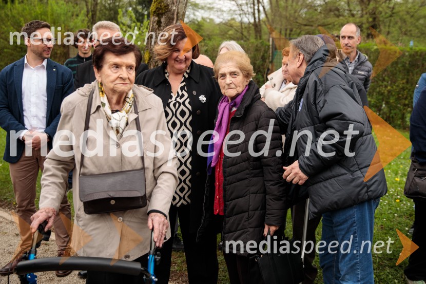 Spominska tabla v čast Aniti Ogulin ob Poti spominov in tovarištva