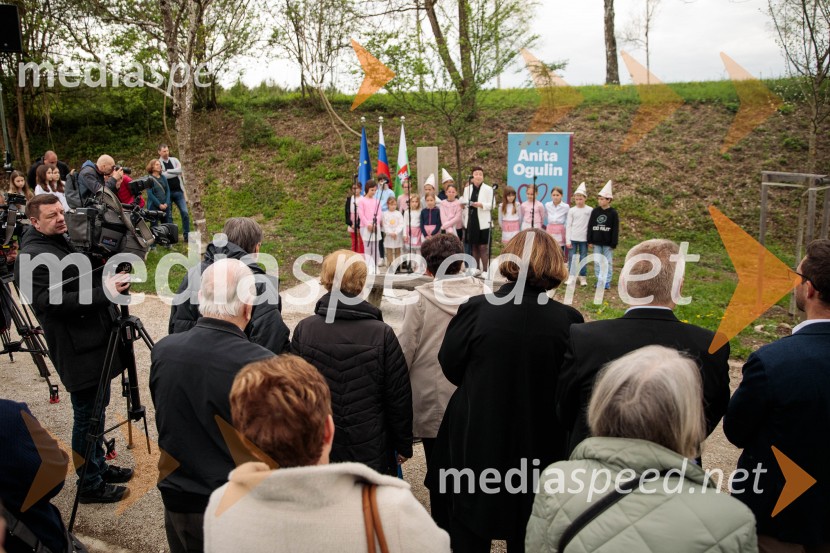 Spominska tabla v čast Aniti Ogulin ob Poti spominov in tovarištva