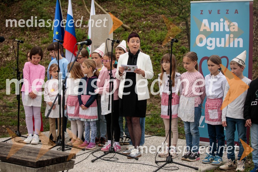Spominska tabla v čast Aniti Ogulin ob Poti spominov in tovarištva