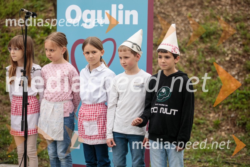 Spominska tabla v čast Aniti Ogulin ob Poti spominov in tovarištva