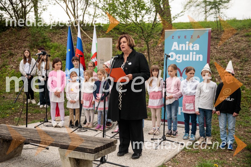  Alenka Petkovšek, predsednica Zveze Anita OgulinSpominska tabla v čast Aniti Ogulin ob Poti spominov in tovarištva