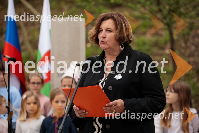  Alenka Petkovšek, predsednica Zveze Anita OgulinSpominska tabla v čast Aniti Ogulin ob Poti spominov in tovarištva