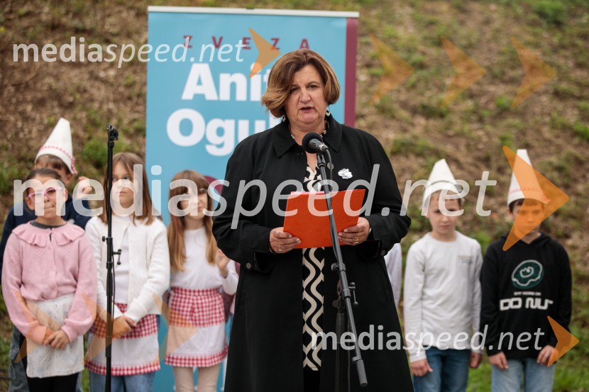  Alenka Petkovšek, predsednica Zveze Anita OgulinSpominska tabla v čast Aniti Ogulin ob Poti spominov in tovarištva