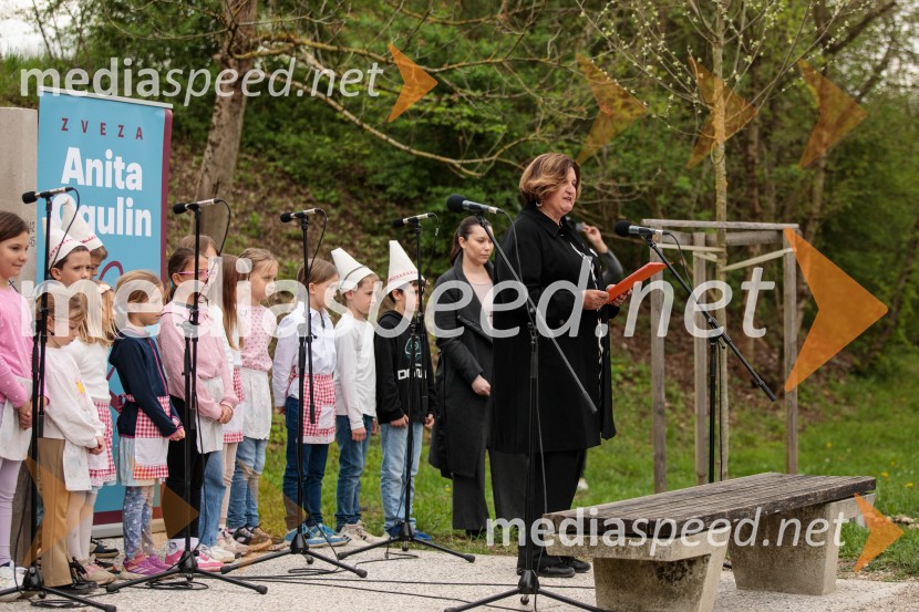 Alenka Petkovšek, predsednica Zveze Anita OgulinSpominska tabla v čast Aniti Ogulin ob Poti spominov in tovarištva
