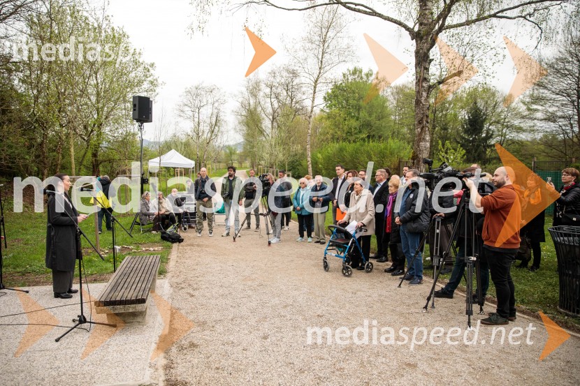 Spominska tabla v čast Aniti Ogulin ob Poti spominov in tovarištva