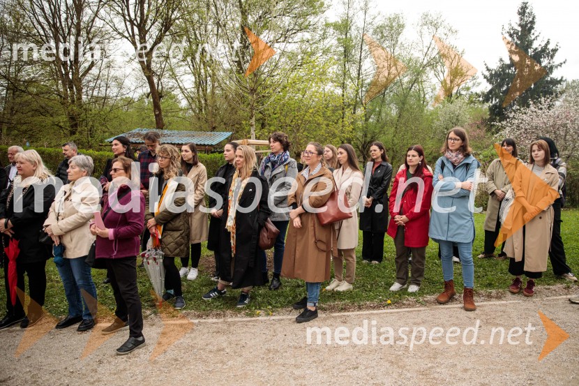 Spominska tabla v čast Aniti Ogulin ob Poti spominov in tovarištva