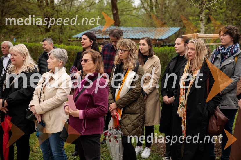 Spominska tabla v čast Aniti Ogulin ob Poti spominov in tovarištva