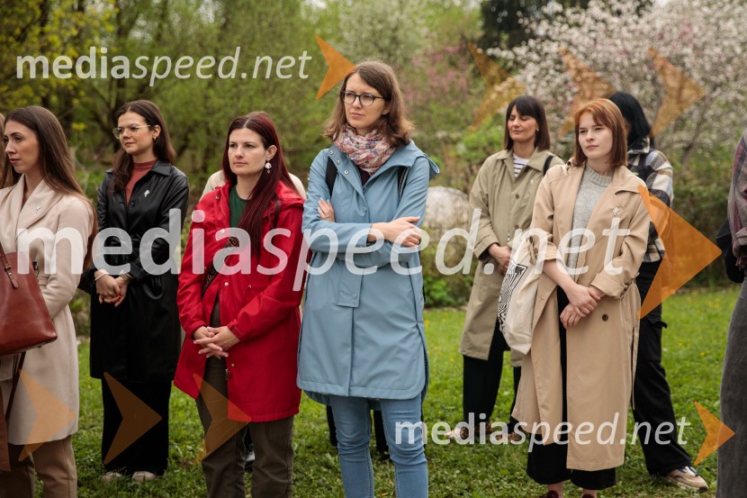 Spominska tabla v čast Aniti Ogulin ob Poti spominov in tovarištva