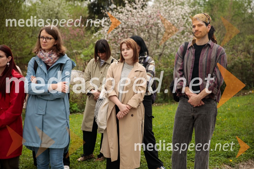 Spominska tabla v čast Aniti Ogulin ob Poti spominov in tovarištva