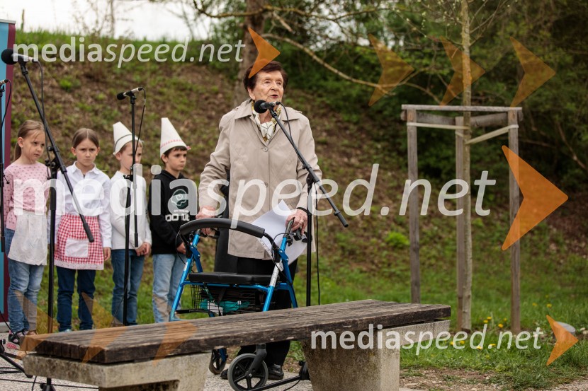 Spominska tabla v čast Aniti Ogulin ob Poti spominov in tovarištva